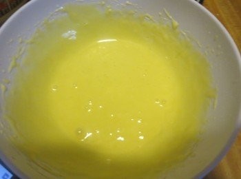 step1: 把自发面粉过筛，蛋黄和全蛋打散（不需要打发）加入其余的（A）料拌匀。偹用。