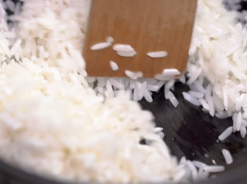 step5: 加入水以大火加熱，不停攪拌避免黏底。