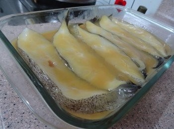 step3: 把比目魚片浸在西京燒醃內， 確保魚片每一部分都沾滿醃醬，用保鮮紙封好放進雪櫃最醃兩天