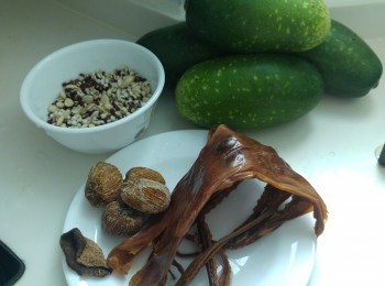 step1: 果皮浸軟後去囊, 赤小豆、扁豆和薏米浸半小時備用, 節瓜去皮切細, 章魚浸軟清洗。