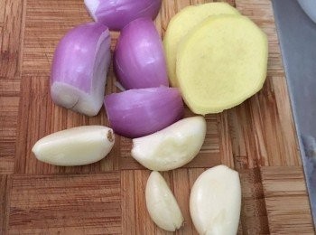 step2: 將乾蔥去皮，1粒切開4舊，蒜頭去皮拍扁