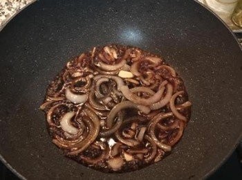 step5: 倒入醬汁煮滾。