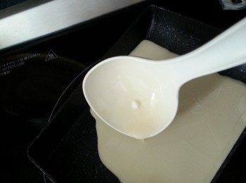 step3: 平底鑊燒熱油加入適量粉漿,煎至兩邊金黃色