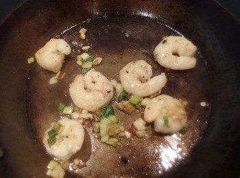 step3: 將焦香的蝦仁先起鍋備用。爐火繼續...