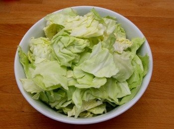 step1: 把椰菜外面的2－3層葉撕去不要，把其他部分用手撕成小塊放一大碗中，放入鹽拌勻。放雪櫃醃1-2天。