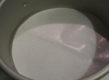 step6: 模子底部建議鋪上一張烤焙紙，方便拖模。上下火170度烤20-30分鐘。各家烤溫不盡相同，可自行視情況做調整。