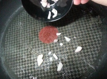 step12: 用1湯匙油起鑊,先爆香蔥頭
