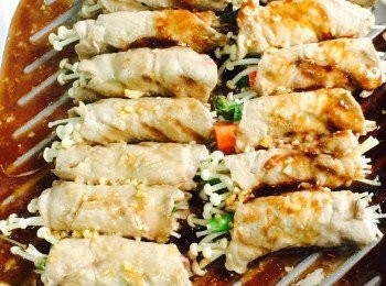 step4: 然後下蒜蓉、韓式燒烤醬和熟水，加蓋同煮至完全熟透便可。