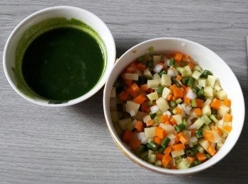 step2: 將唐芹汁搞拌隔渣留汁備用，並將所用材料切粒粒。