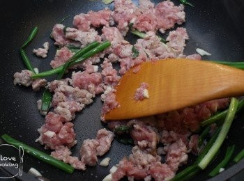 step3: 下肉碎炒熟
