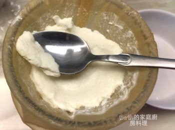step5: 優格放置越久，水切作用越大，就是會越乾，4小時的希臘優格