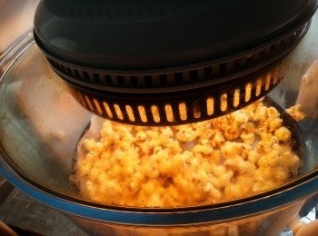 step12: 光波爐用底架,預熱160度,舖平爆谷波15分鐘