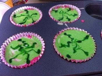 step3: 開始預熱蒸爐。。
用筷子沾上青色素，在青色麵糊表面畫上西瓜紋。