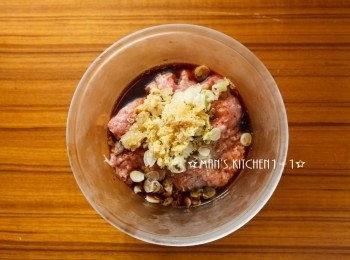 step2: 將鹹蛋以外的材料全部混合，並攪打至水份都被絞肉吸收。