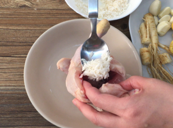 step4: 將糯米，栗子，蒜頭，，紅棗，人蔘塞入<a href="https://bit.ly/3EZL8dD" target="_blank" data-keyword="雞胸" class="guide-link"><strong>雞胸</strong></a> <span style="display:inline-block;vertical-align:middle;margin-top:-3px;color:initial;border-radius:3px;padding:2px 3px;font-size:12px;line-height:14px;background:#87d300;color:#fff;">即買</span> 內填至8成滿。