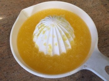 step1: 1)將橙切一半榨汁, 再小心去除橙內果肉留橙殼