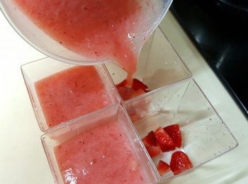 step5: 將士多啤梨混合物倒入杯子中。