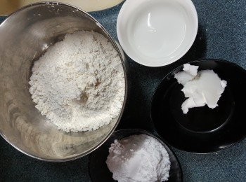 step3: 再做水皮,將水皮材料拌勻,搓到成麵糰即可