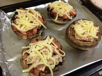 step5: 最後加入芝士碎，預熱焗爐，180度焗20分鐘即成，香噴噴的芝味十足磨菇完成