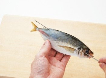 step3: 從背部靠近魚尾處穿出。