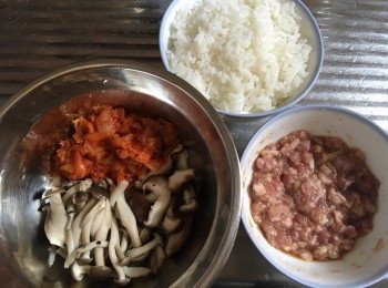 step1: 肉碎用調味料先醃15分鐘；