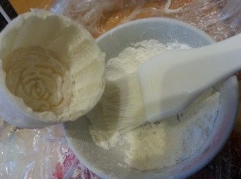step15: 月餅模搽上炒熟的糯米粉,每吸一次月餅都要搽一次防痴皮