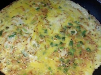 step4: 熱鑊落2湯匙橄欖油，將蛋漿倒落平底鑊快手整均勻，煎至全熟，煎時要轉小火加蓋煎會快熟D。