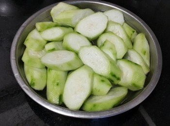 step1: 勝瓜切件後，用鹽水浸泡備用，可避免切開後發黑