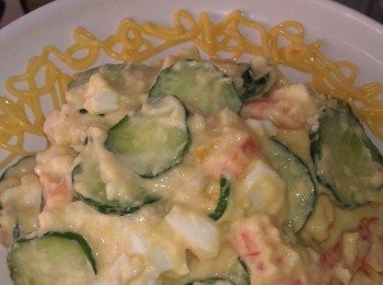 step10: 再將攪拌均勻完成的沙拉裝入盤中，用有機水果沙拉適量擠出邊花裝飾