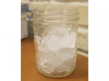 step3: 取一杯子先倒入冰塊! ! Ball mason jar梅森玻璃杯好可愛呢:)