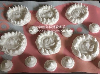 step7: 一共擠到六個蛋白餅出來，剩下來的我擠了小的蛋白餅。
將焗爐調低温度至120°C 然後把蛋白餅放入焗1小時15分鐘。