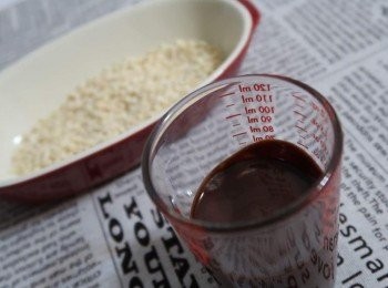 step5: 將巧克力隔水融化，可以拌入一些奶油（比例2:1或3:1皆可）準備堅果、果乾、杏仁角。將餅乾沾上巧克力，再沾以上準備的配料。