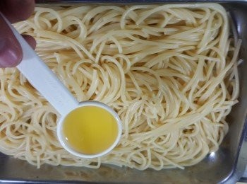 step2: 煮好後隔去水份,加少許油撈勻(防意粉亙相痴住),再待意粉吹凍