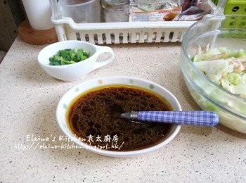 step10: 加入手撕雞肉拌勻 , 雞汁加入生抽 , 老抽 , 糖 , 麻油拌勻備用