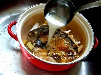 step9: 鯽魚湯煮20分鐘後將鯽魚放入湯煲內 , 再倒入奶白色魚湯