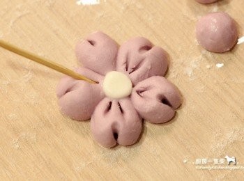 step6: ⑤ 再如圖示，從每朵花瓣的中心處往外，左右各壓出兩道刻痕。 (壓得稍深一些，以免下水煮膨脹後壓痕消失）