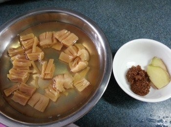 step2: 將已經浸軟的瑤柱加入薑片及砂糖拌勻
