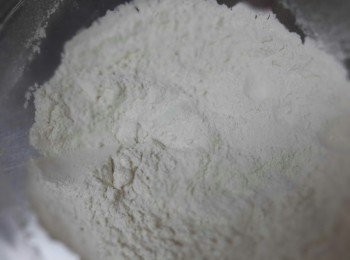 step1: 將中筋麵粉過篩,放入大碗中 鹽,泡打粉,細砂糖全部加進拌勻