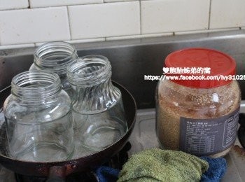 step5: 準備已經 先用熱水消毒曬乾的罐子以外，和2號紅砂糖備用，其實作 蜜餞糖的種類就看個人喜好方便，菜市場歐巴桑是說用冰 糖，可是我覺得作出來的洛神蜜餞有點太酸了，不是很喜歡 的口感，所以我才改用2號紅砂糖