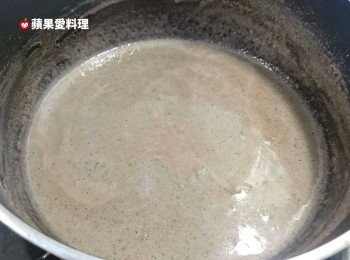 step1: 所有<span class="group_1">食材</span>放入湯鍋攪拌一下（拌不勻是正常的）。開中小火煮到微微冒泡後熄火（中途要一直慢慢攪拌，將粉拌勻）。