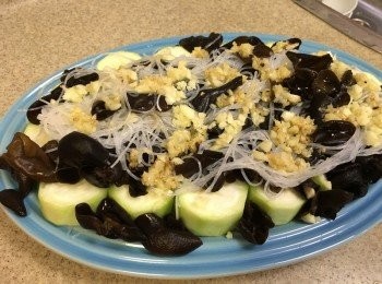 step5: 再鋪上雲耳, 粉絲, 以及炸蒜蓉, 蒜蓉, 加少許麻油及鹽, 大火蒸15-20分鐘即成, 若味道太淡, 可以加少許甜豉油