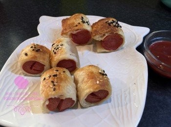 step9: *再簡單既可以直接包香腸，無問題，
但因為香腸會漲，所以要介一介條香腸先，唔係就會爆腸。