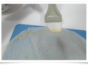 step3: 雞蛋打成蛋液~~~ 春捲皮的周圍均勻塗上蛋液!!!