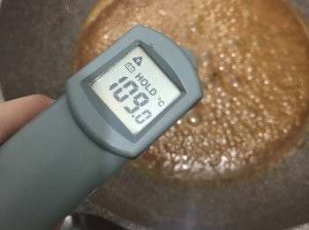 step3: 加入海鹽煮至115度，熄火加入無鹽牛油，雲呢拿籽，攪勻涼卻至半凝固。