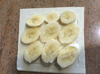step2: 2)每張再隔1-2厘米再界正方形, 香蕉片放在正方形格內再灑上少許黑糖