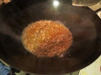 step5: 放入泡软粉丝，倒入高汤1/3杯，生抽1/2大匙，中火煮开后，转小火煮至水即干未干的状态。最后临出锅前撒上些葱花就行了。