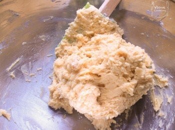 step5: 用刮刀拌成麵團