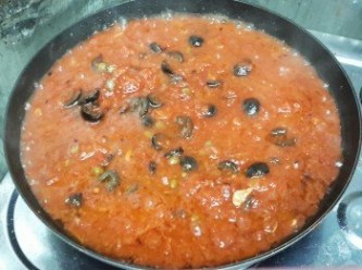 step3: 下蕃茄粒，黑橄欖及刺山柑拌勻，煮沸後轉小火煮至醬汁稠身