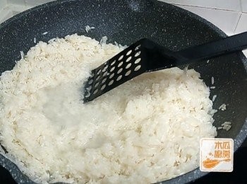 step2: 鑊下少少油，將糯米放入，分3次加入水，用中火炒至半熟，口感還是粉狀的，熄火