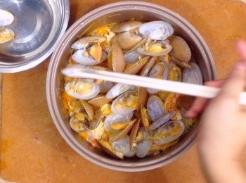 step8: 煮好飯後，先把花甲拿出來